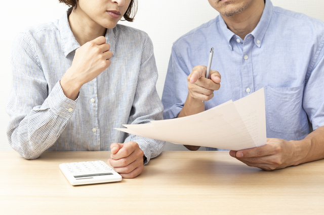 実家の片付け費用を計算している様子