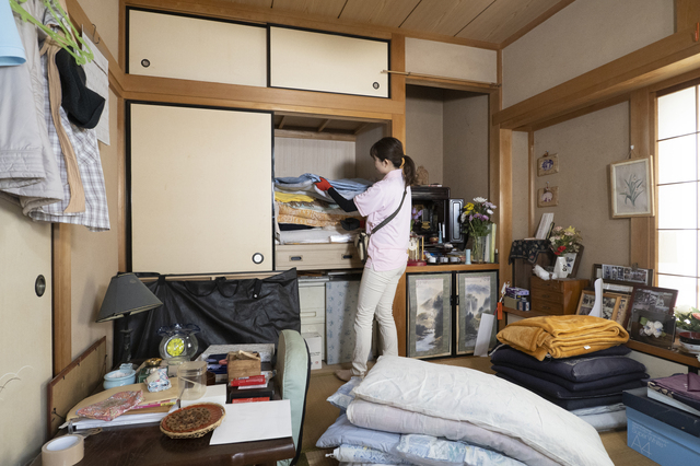 実家の押し入れを片付けている様子