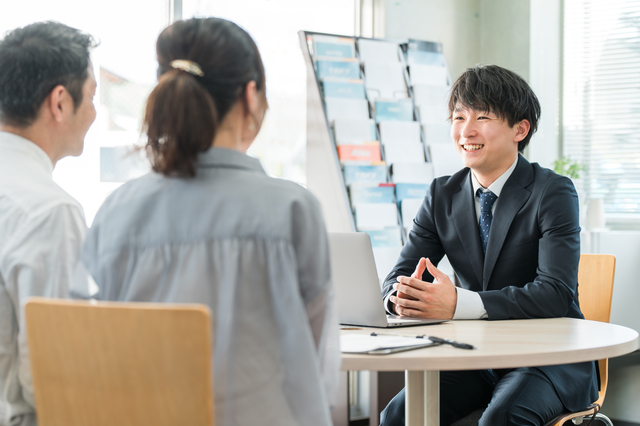実家カタヅケのスタッフが遺品整理の打ち合わせをする様子