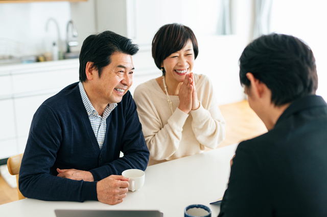 位牌の処分を終えて安心した表情のご家族