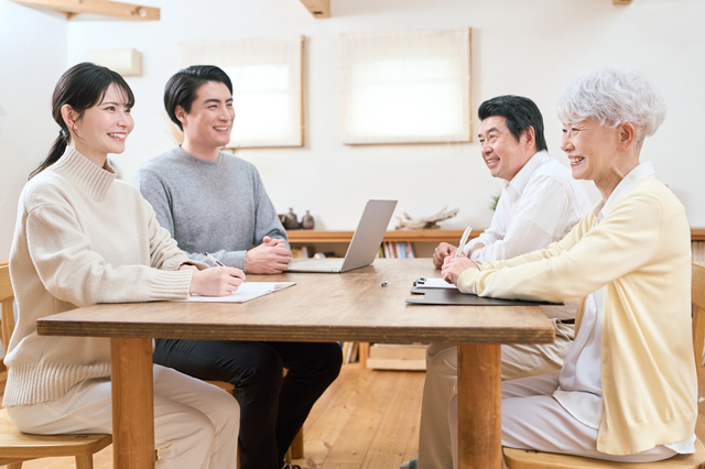 親子で実家の片付けと供養のタイミングを相談する様子