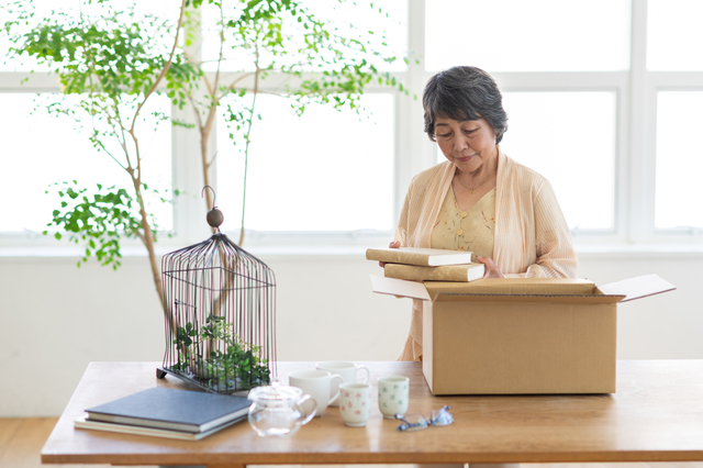 遺品を残す・迷う・処分の3つに仕分ける様子