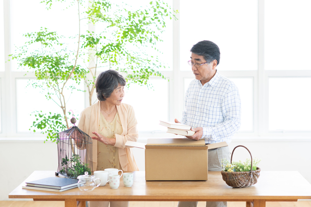 兄弟や配偶者と一緒に遺品整理を進める様子
