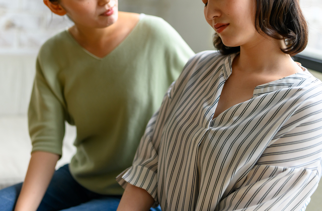 遺品整理の時期を兄弟で相談している様子