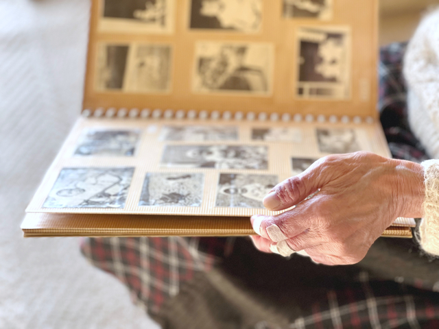 思い出の写真を見ながら遺品整理を進める様子