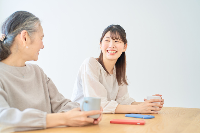 実家の片付けを親に提案する様子