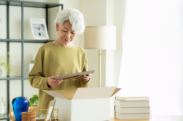 遺品整理で悩む様子