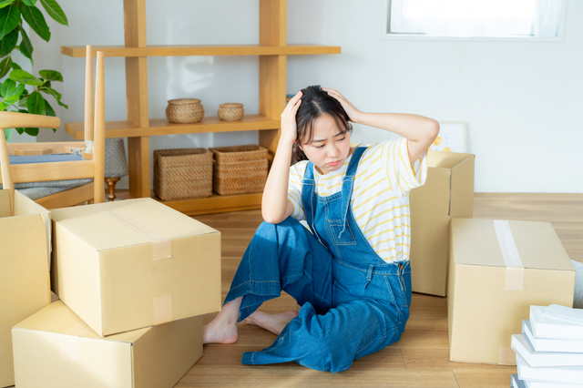 遠方に住む娘が実家の片付けについて考えている様子