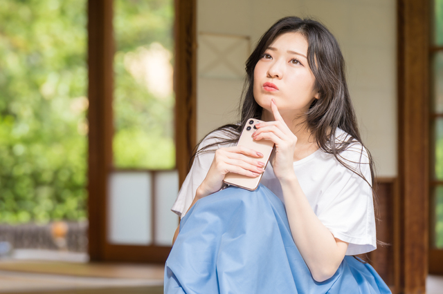 実家への帰省に悩む女性