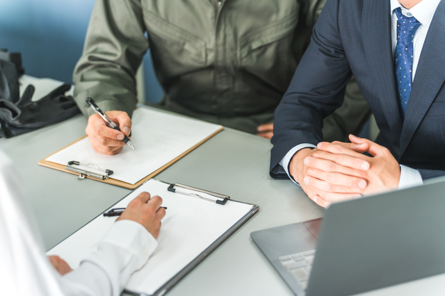 遺品整理業者への相談の様子