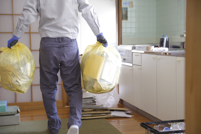 実家の片付けを進める家族の様子