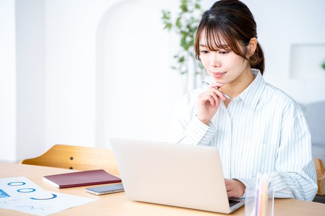 遠方から遺品整理業者とビデオ通話で打ち合わせする様子