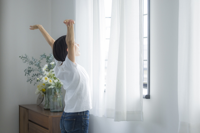 ストレスを軽減するために深呼吸をする様子