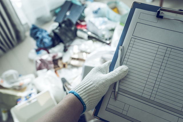 遺品整理の見積もり時にお部屋を確認するスタッフ