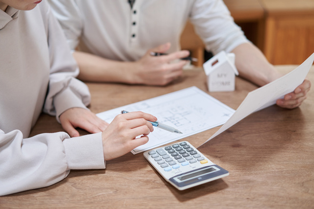 実家の片付け費用を計算している様子