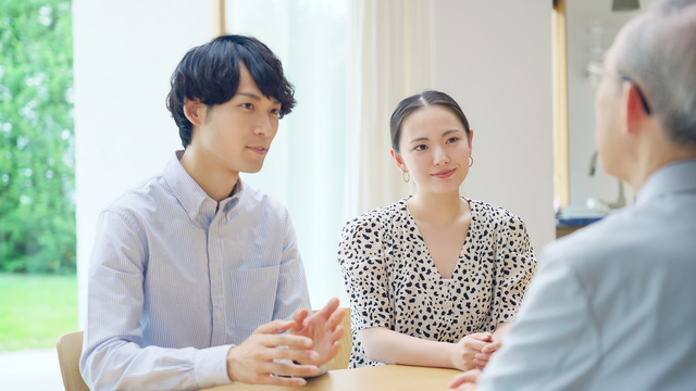 実家の片付けについて親と話し合う様子