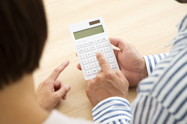 遺品整理の費用負担について話し合う相続人