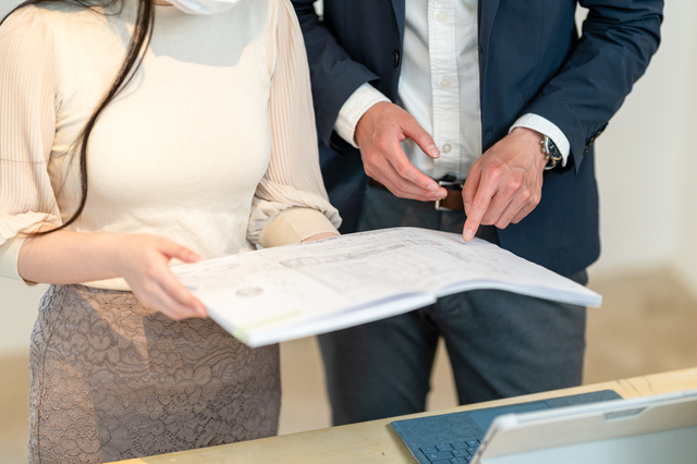 遺品整理で捨ててはいけないものを確認する様子