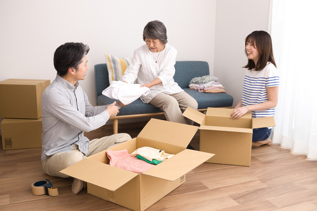 実家の片付け作業で荷物を整理している様子