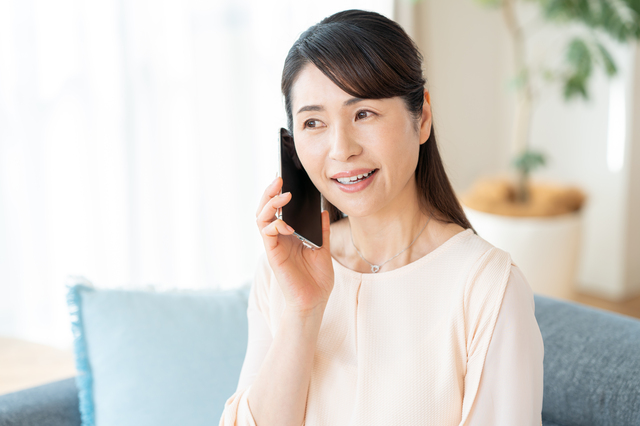 遠方から片付けの相談をする様子