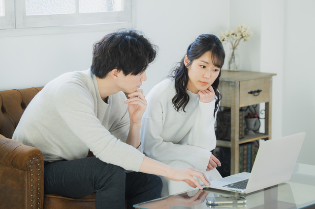 遠方から遺品整理業者を探す様子