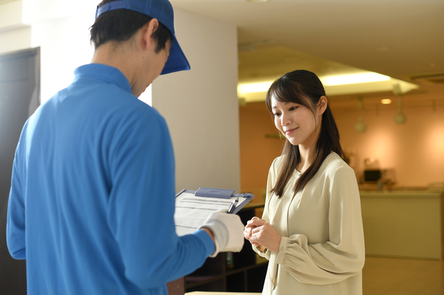 カタヅケのスタッフがお客様と相談している様子