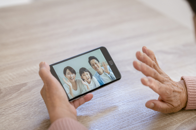 遠方から実家の親とビデオ通話で連絡を取る様子