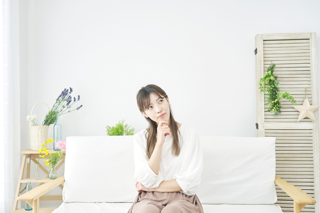 遠方の実家の遺品整理に悩む女性