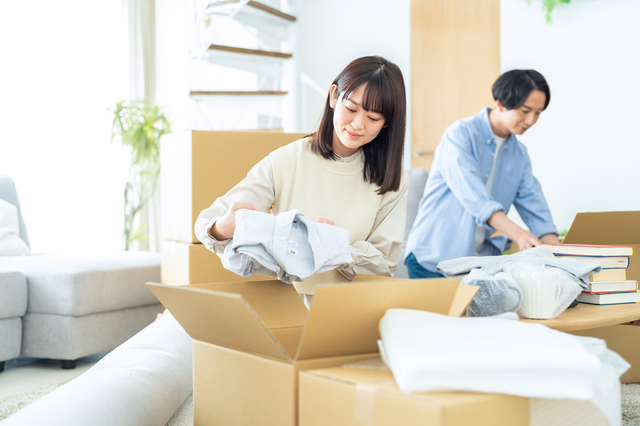 実家の片付けを手伝う親戚や友人