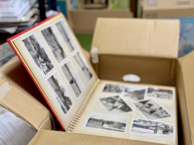 遺品整理スタッフが依頼者と一緒に写真を仕分けるシーン