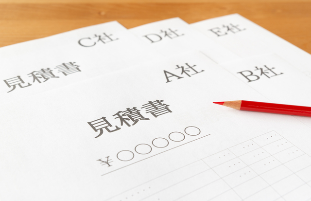 業者選びで比較検討する様子