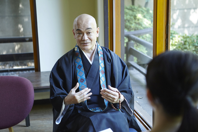 お焚き上げを依頼する場面