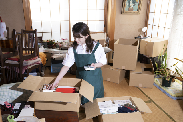 写真を残す・手放す・保留の3箱に仕分ける作業風景