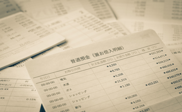 大量の通帳を金融機関別に仕分ける