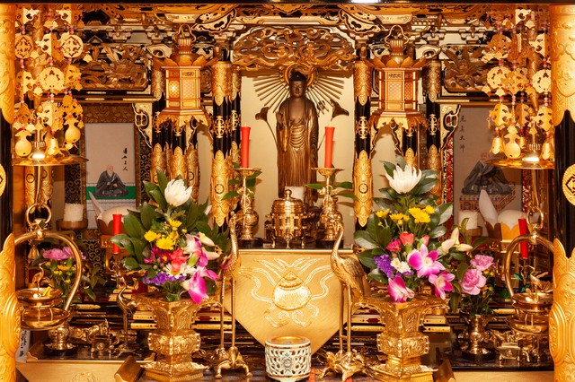 金仏壇の金箔と漆塗り